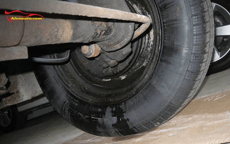 Kiểm tra dầu phanh ô tô trước khi đi xa