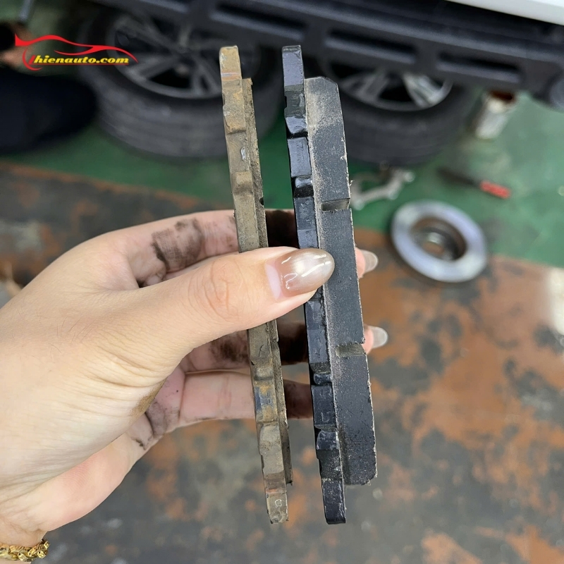 Phanh xe ô tô kêu két két bắt nguồn từ má phanh mòn