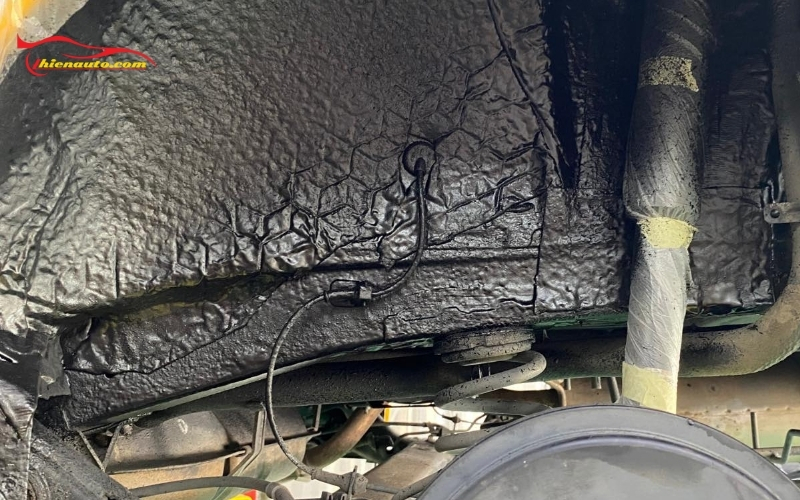 Ngoài hạn chế làm gỉ sét gầm, phủ gầm Suzuki Ertiga còn giúp giảm tiếng ồn nhẹ vọng từ mặt đường