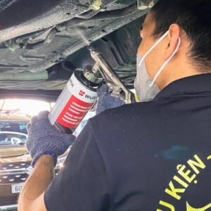 Phủ gầm Suzuki Ertiga tại các vị trí dễ bị gỉ sét và ăn mòn như khung gầm, hốc bánh xe