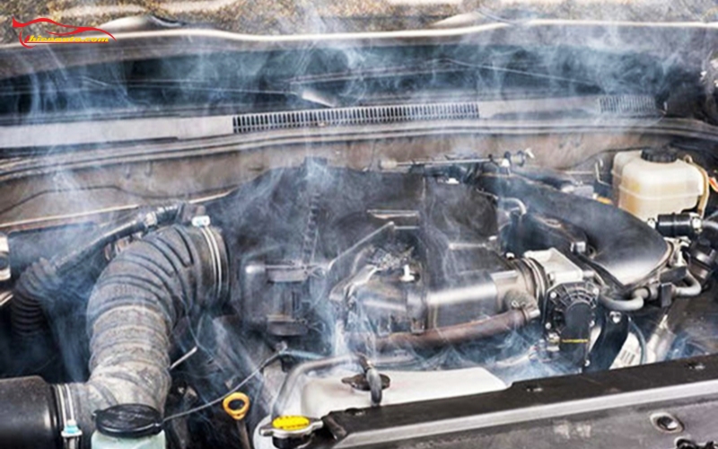 Dấu hiệu xe ô tô bị hết nước làm mát: Hơi nước hoặc khói trắng bốc lên từ nắp capo