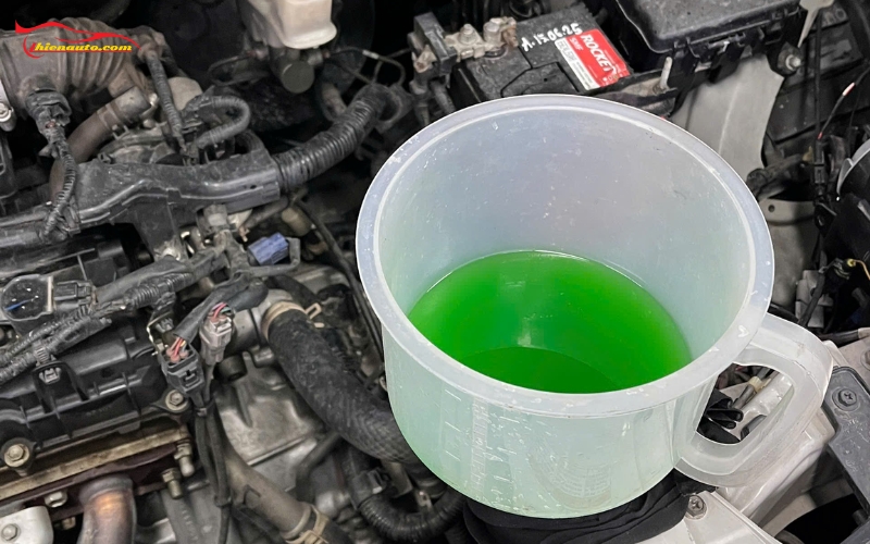 Cần thay mới nước làm mát theo khuyến cáo của nhà sản xuất (thường từ 40.000 – 60.000 km)