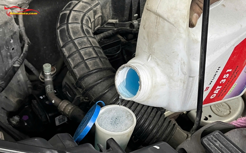Xe ô tô bị hết nước làm mát cần châm nước làm mát 