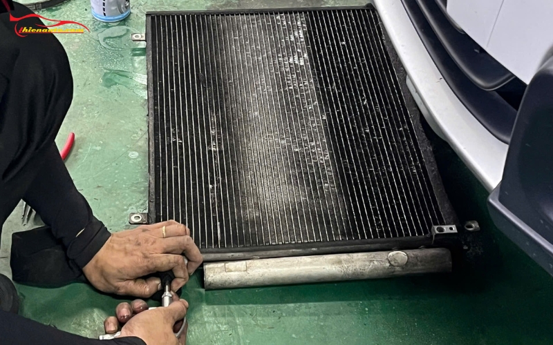 Vệ sinh dàn nóng Suzuki XL7: Thay phin lọc dàn nóng xe