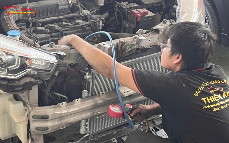 Vệ sinh dàn nóng Suzuki XL7: Kiểm tra nạp ga điều hòa