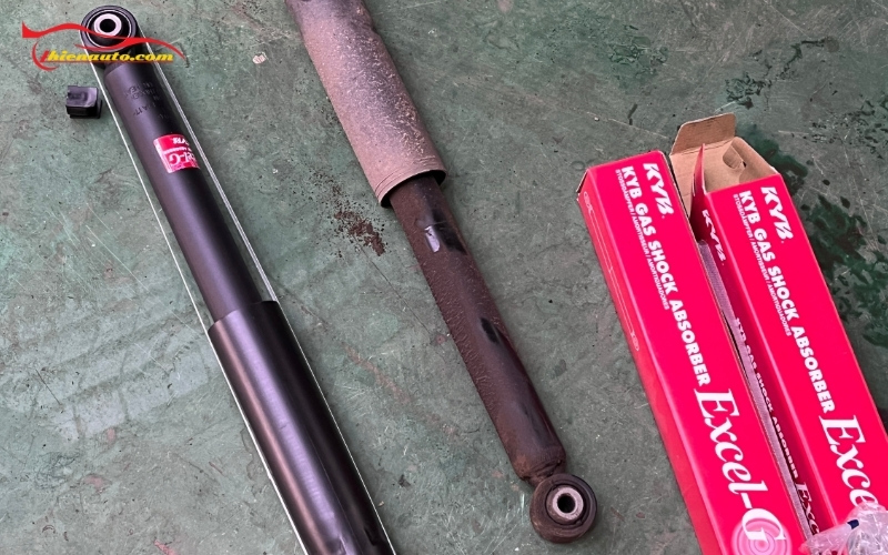 Suzuki XL7 thay phuộc sau KYB chính hãng