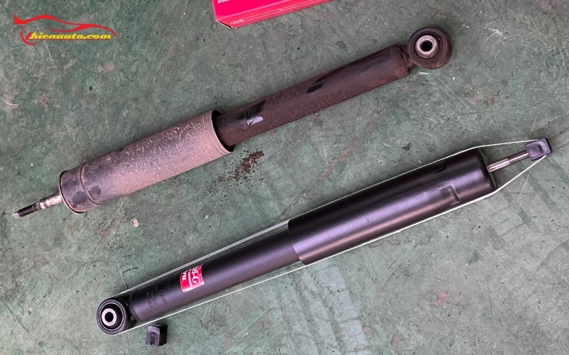 Suzuki XL7 thay phuộc sau KYB chính hãng