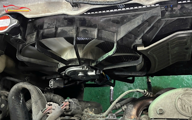 Thay motor quạt gió động cơ Suzuki XL7: Mô tơ quạt gió động cơ bị hỏng do két nước bị thủng