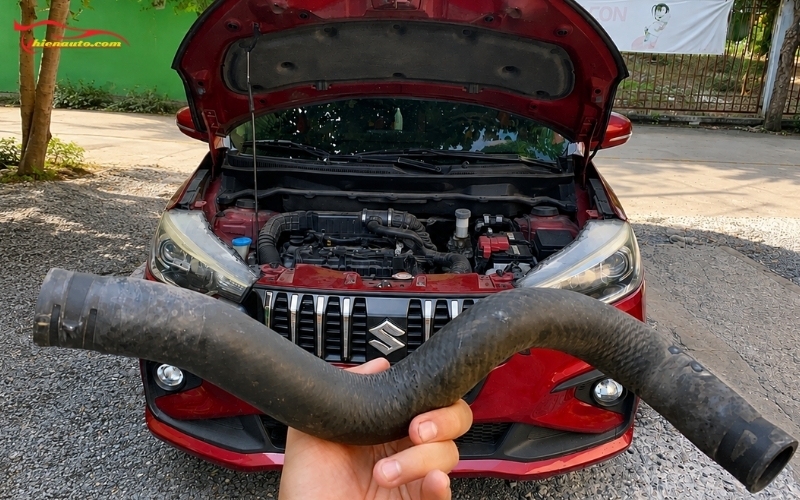 Ống dẫn nước mát phía dưới Suzuki Ertiga bị thủng hoặc bể, nước làm mát nhanh chóng rò ra ngoài.