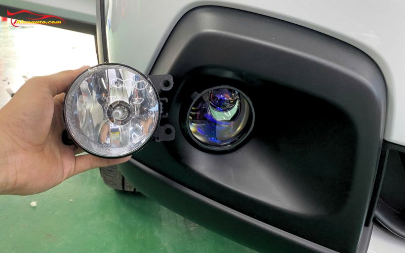 Độ đèn bi gầm cho xe Suzuki XL7 2026 tăng khả năng chiếu sáng khi chuyển trong điều kiện thiếu sáng