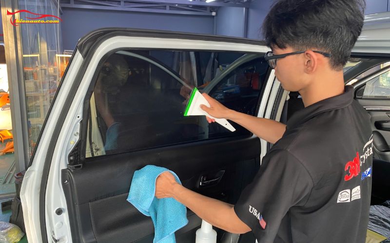 Phụ kiện Suzuki XL7 2026: Dán phim cách nhiệt 3M kính sườn