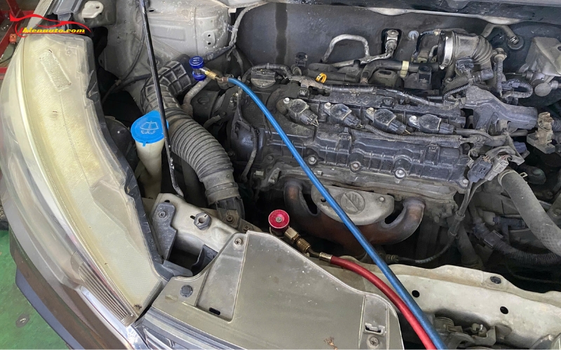 Thay dàn lạnh Suzuki Ertiga: Nạp gas điều hòa