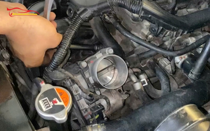 Vệ sinh họng ga giúp khắc phục ô tô Suzuki bị loạn tua máy