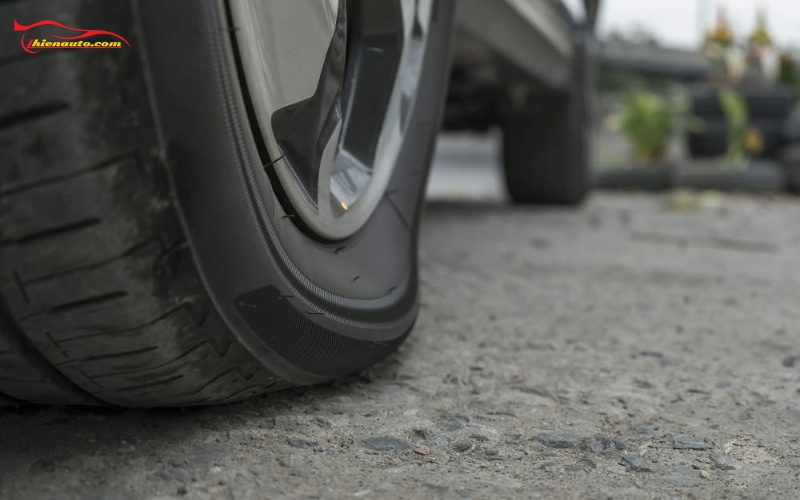 Nguyên nhân xe Suzuki bị chòng chành: Lốp xe bị non hơi, quá căng hoặc mòn không đều